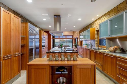 2 De Silva Is Dr, Mill Valley CA 94941-3004 exterior