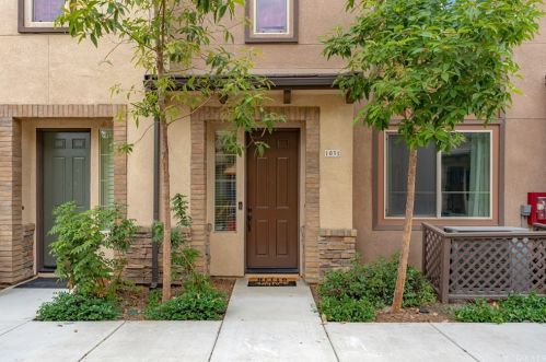 1031 Mandarin Pl, Fullerton, CA 92833-4785