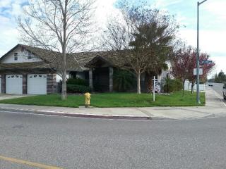 2000 Castleview Dr, Turlock CA  95382-2895 exterior