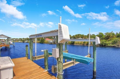 2718 Eagle Dr, Fort Pierce FL 34984-8913 exterior