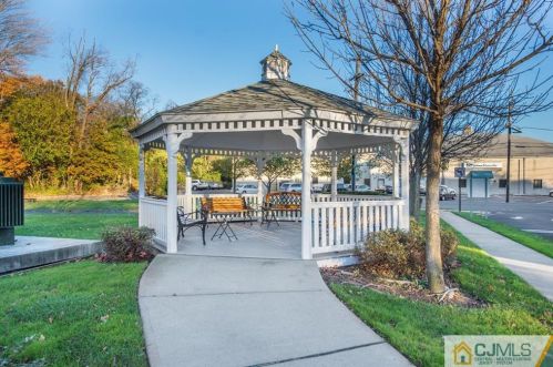 63 Liddle Ave, Edison, NJ 08837-3102