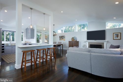 6825 Old Chesterbrook Rd, Mc Lean VA 22101-4408 exterior