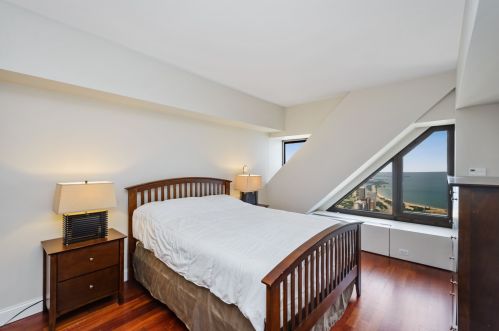 175 Delaware Pl, Chicago IL  60611-1756 exterior