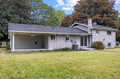 421 Beech Daly St, Dearborn Heights MI  48125-1000 exterior