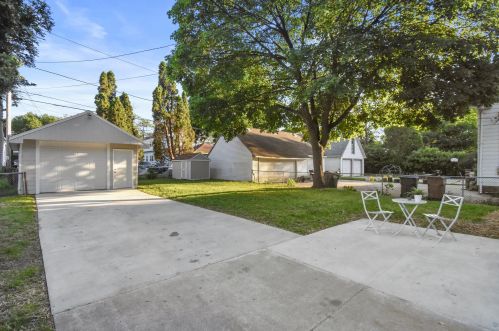 909 Eula Ct, Milwaukee WI  53209-6505 exterior