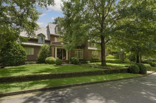 18 Leighton Ct, Atlanta, GA 30327-4308