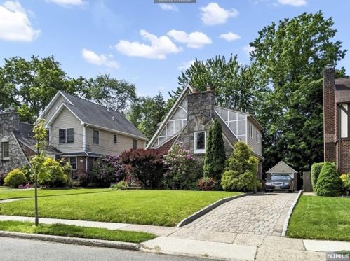 676 Ramapo Rd, Teaneck, NJ 07666-1806