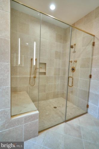 2221 Jefferson Ln, Huntingdon Valley PA 19006-6038 exterior