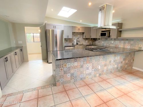 9461 Lurlene Dr, Tucson, AZ 85730-2139