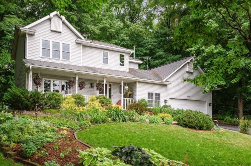 2718 Shadow Wood Ct, Chaska, MN 55318-1106