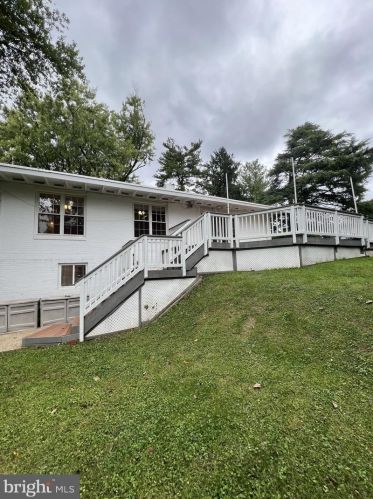 1807 Youngblood St, Mc Lean VA  22101-5244 exterior