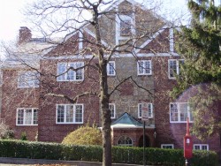 549 Centre St, Newton MA  02458-2067 exterior