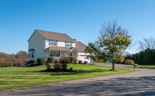 40 Compton View Dr, Middletown, RI 02842-7610