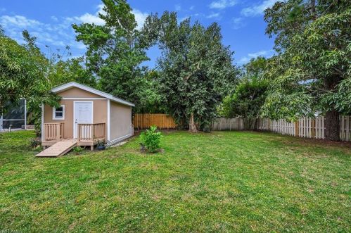 672 96 Ave, Naples FL 34108-2464 exterior