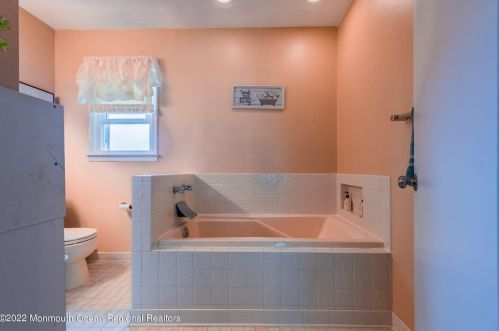 22 Plafsky Dr, Edison NJ 08817-2239 exterior