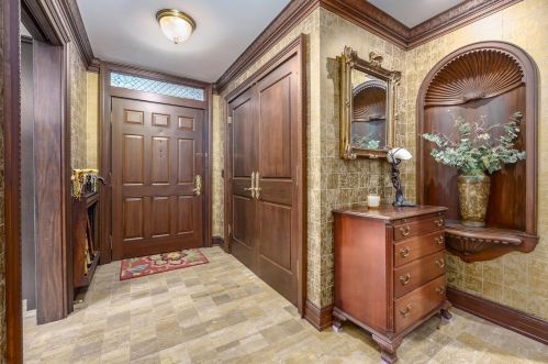 926 Essex Cir, Kalamazoo, MI 49008-2378