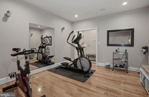 720 Bracey Ln, Alexandria VA  22314-6245 exterior