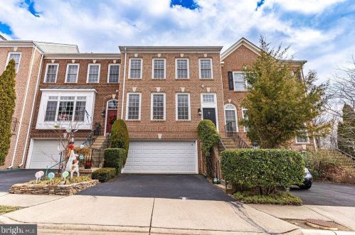 5588 Governors Pond Cir, Alexandria VA  22310-2349 exterior