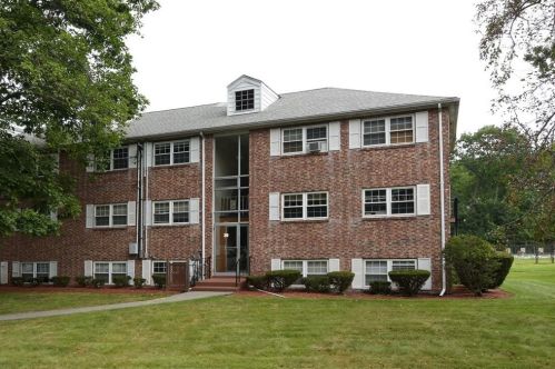 39 Farrwood Ave, North Andover MA 01845-4430 exterior
