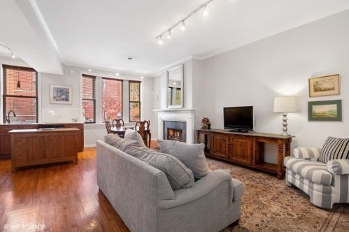 3953 Greenview Ave, Chicago, IL 60613-2563