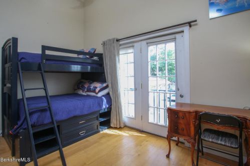 15 Franklin St, Lenox MA 01240-2304 exterior