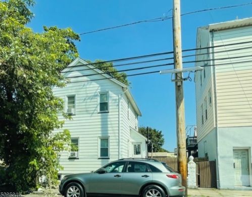 3 Barbour St, Paterson, NJ 07508-1432