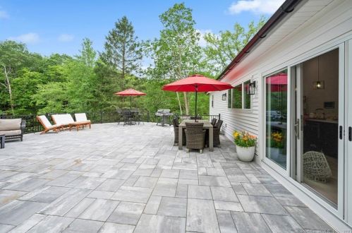 37 Walnut Hill Rd, Ridgefield CT  06877-2906 exterior