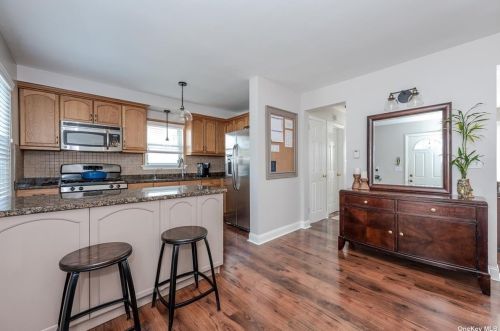 151 Gordon Rd, Valley Stream, NY 11581-3401
