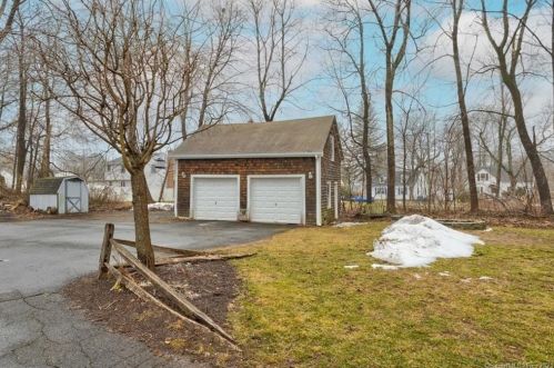 302 Woodbridge St, Manchester CT 06042-2372 exterior