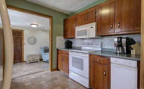 405 Rutland Rd, Milford CT 06461-1824 exterior