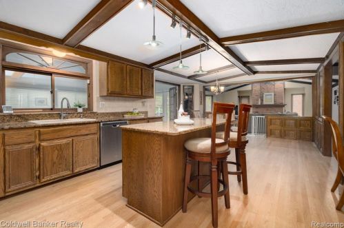 3227 Greenspring Ln, Rochester MI 48309-2744 exterior