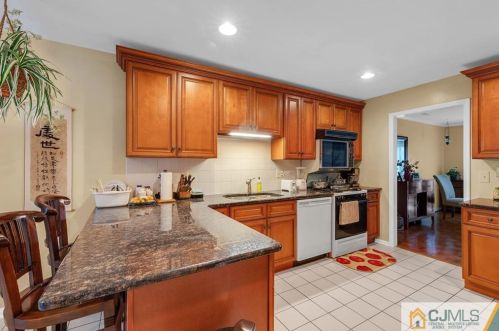 73 Laurel Holw Ct, Edison NJ 08820-1043 exterior