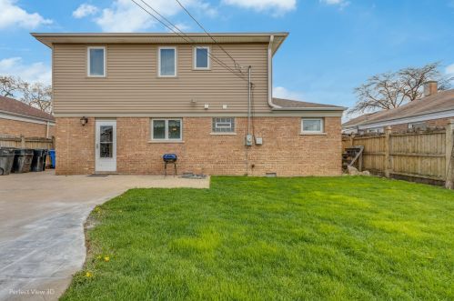 8020 Kilbourn Ave, Chicago IL 60646-5020 exterior