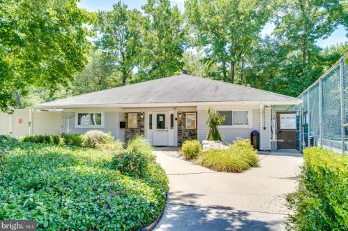 17 Aspen Ct, Trenton NJ  08619-4602 exterior