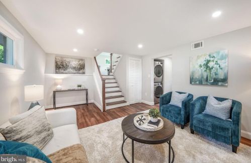 2809 James Dr, Alexandria VA  22303-1338 exterior