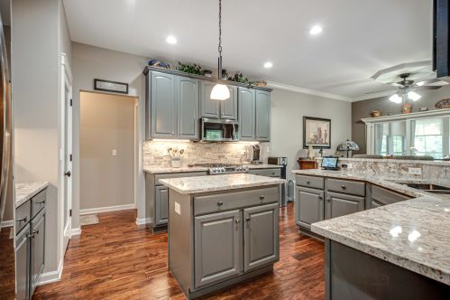 1427 White Oak Ln, Bull Valley IL 60098-6412 exterior