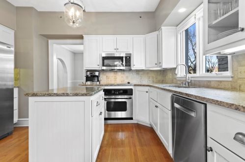 6162 Washington Cir, Milwaukee WI 53213-2472 exterior