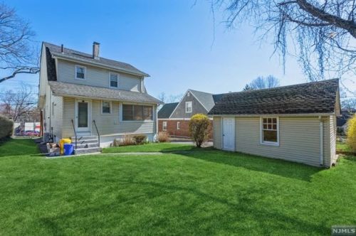 6 Oakdene Ave, Teaneck NJ  07666-4111 exterior