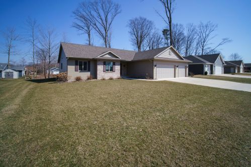 2707 Red Fox Ln, Manitowoc, WI 54220-0928