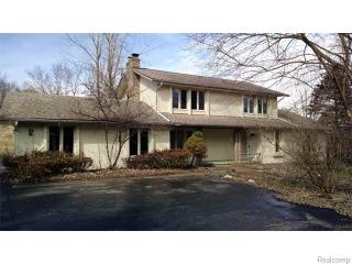 675 Rolling Acres Dr, Brandon, MI 48462-9151