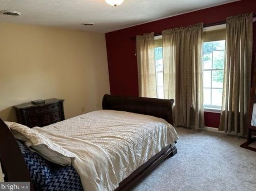 381 Thornhill Dr, Hanover PA  17331-7976 exterior