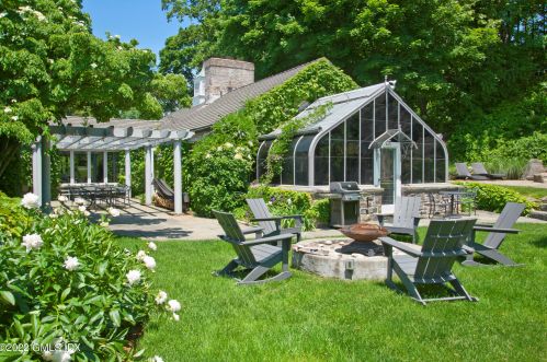 33 Mdw Wood Dr, Greenwich CT 06830-7023 exterior