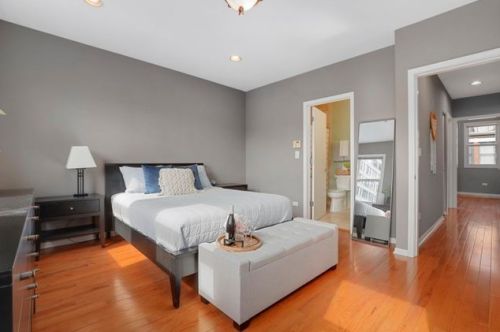 648 Oak St, Chicago IL  60610-7298 exterior