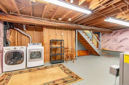 4 Celtic Ct, Enfield CT 06082-5777 exterior