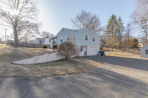 216 Farmer Brown Ln, West Springfield, MA 01089-4526