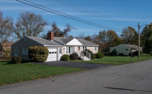 25 Philips Ave, Middletown, RI 02842-4542