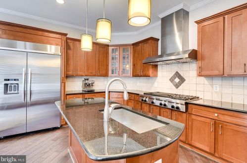 1339 Mayflower Dr, Mc Lean VA 22101-5612 exterior