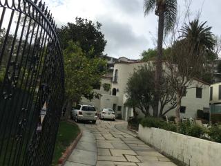 3323 Ledgewood Dr, Los Angeles CA  90068-1619 exterior