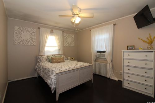 25 Claremont Ave, Babylon NY 11704-4014 exterior