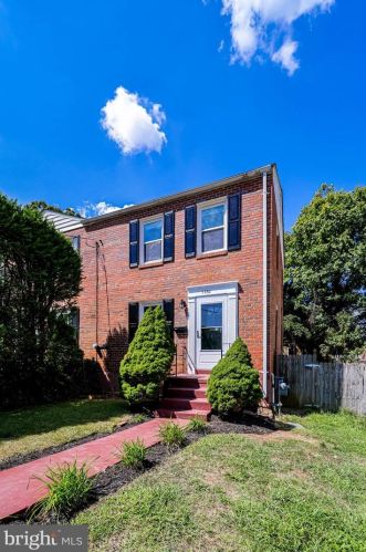 5760 Biscayne Dr, Alexandria VA  22303-1902 exterior